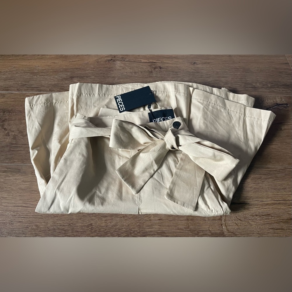 PIECES-NWT Tan, Belted/Pleated, Wide Leg Women's Shorts